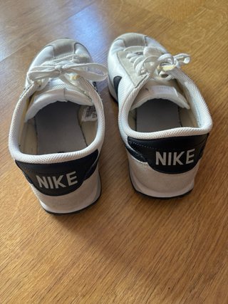 Zapatillas Nike Casual Beige y Blancas