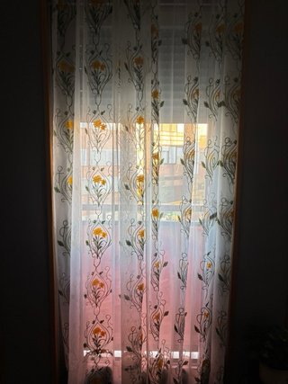 Cortinas de salón con flores amarillas