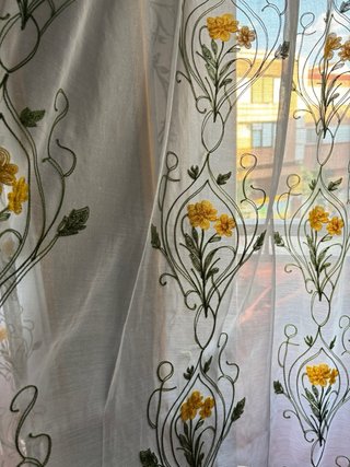 Cortinas de salón con flores amarillas