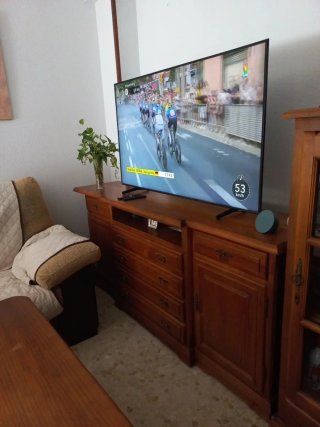 Mueble de salón madera con vitrinas