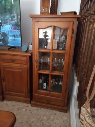 Mueble de salón madera con vitrinas