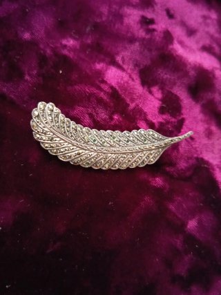 Broche antiguo pluma plata