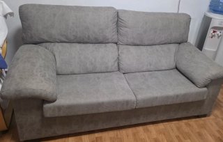 Sofá gris de tela