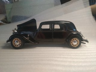 Citroën TA 15 CV Bburago escala 1/24