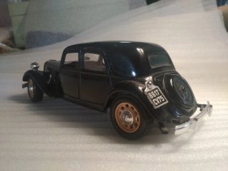 Citroën TA 15 CV Bburago escala 1/24