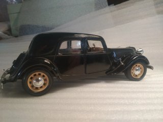 Citroën TA 15 CV Bburago escala 1/24
