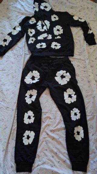 Chándal negro con estampado floral blanco