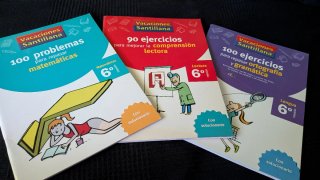 Libros de repaso de 6°, de Lengua y Matemáticas.