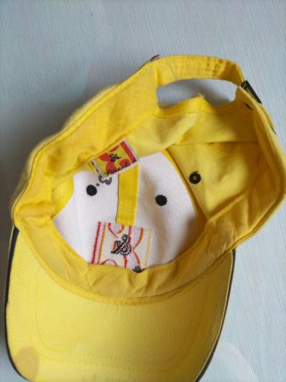 Gorra amarilla con logo