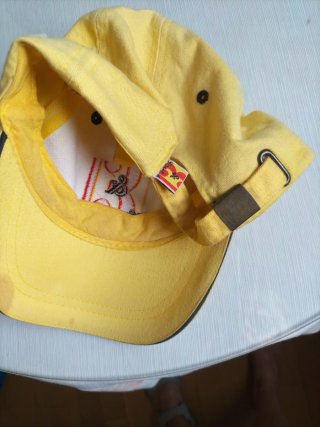 Gorra amarilla con logo