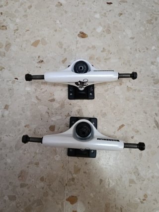 Ejes de skate blancos