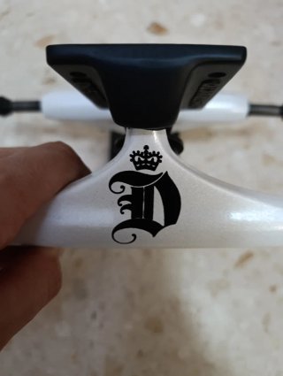Ejes de skate blancos