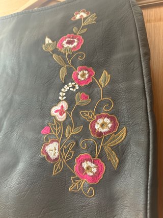 Falda negra con bordado floral