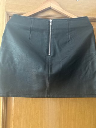 Falda negra con bordado floral