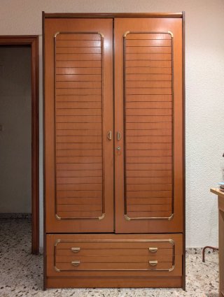 Armario de madera con cajones