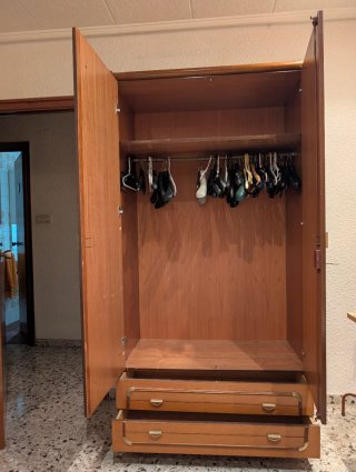 Armario de madera con cajones