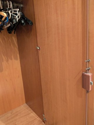 Armario de madera con cajones