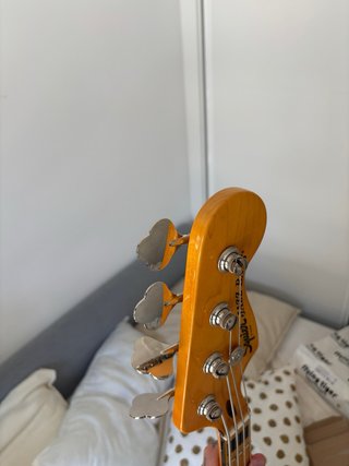 Bajo Fender Squier 70s Jazz Bass