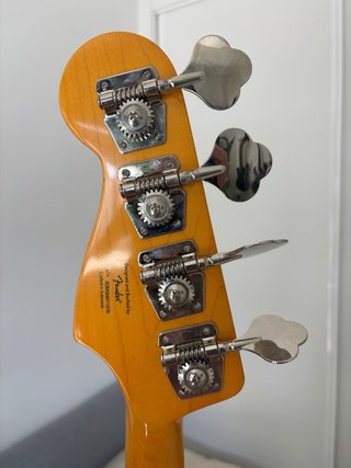 Bajo Fender Squier 70s Jazz Bass