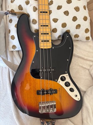 Bajo Fender Squier 70s Jazz Bass