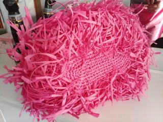 Bolso rafia fucsia hecho a mano con flecos