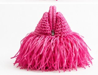 Bolso rafia fucsia hecho a mano con flecos