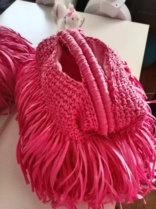 Bolso rafia fucsia hecho a mano con flecos
