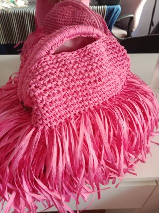 Bolso rafia fucsia hecho a mano con flecos