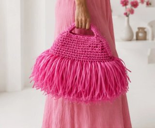 Bolso rafia fucsia hecho a mano con flecos
