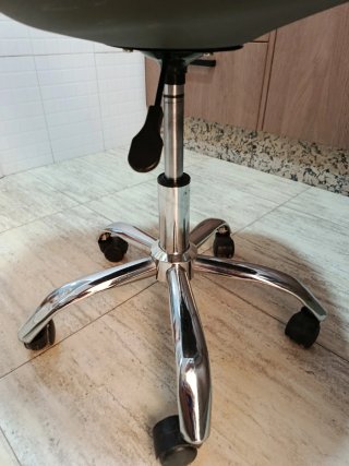 Silla de estética con ruedas