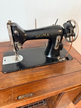 Máquina de coser Sigma con mueble