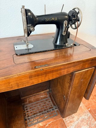 Máquina de coser Sigma con mueble