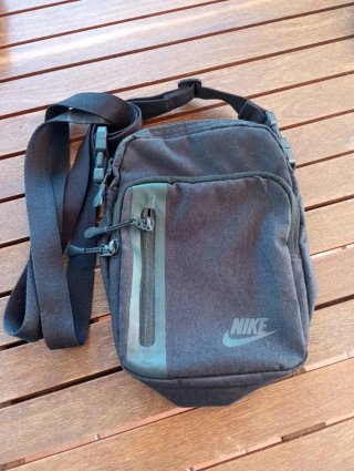 2 Riñoneras Nike Negras iguales