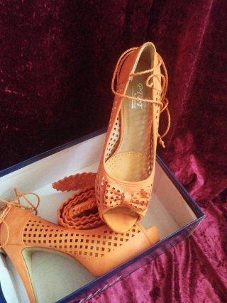 Zapatos tacón naranja fiesta