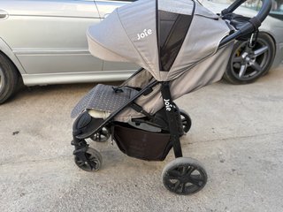Silla de paseo Joie gris lunares