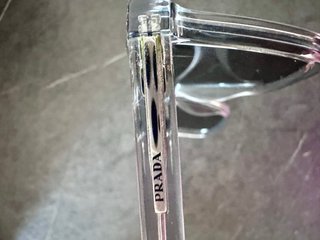 Prada gafas de sol modelo PR A22S-19T175.