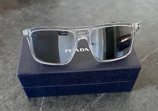 Prada gafas de sol modelo PR A22S-19T175.