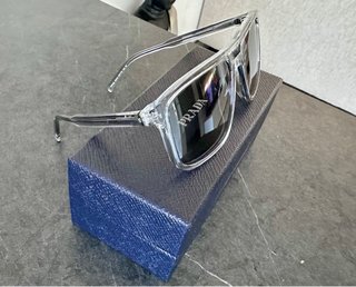 Prada gafas de sol modelo PR A22S-19T175.