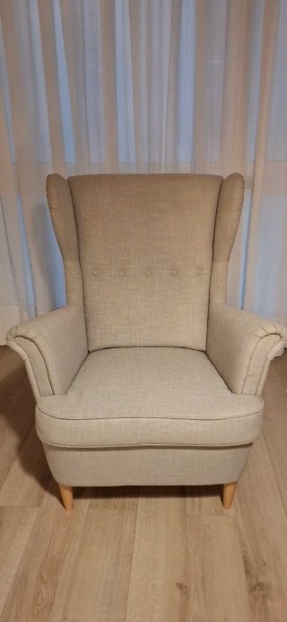 Sillón orejero gris claro Modelo STRANDMON