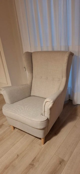 Sillón orejero gris claro Modelo STRANDMON