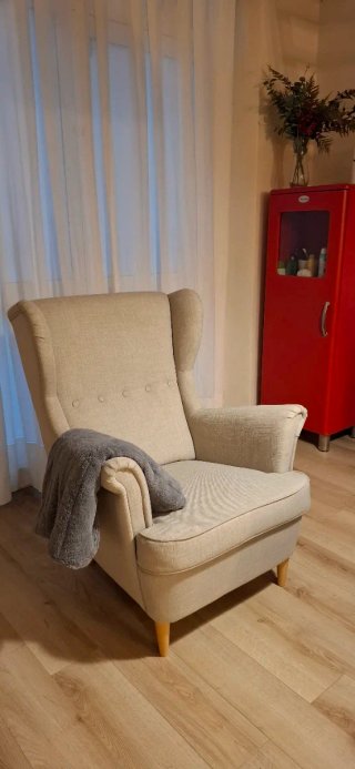 Sillón orejero gris claro Modelo STRANDMON