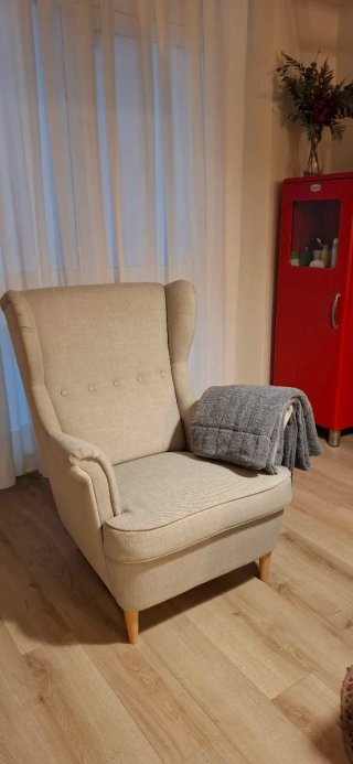 Sillón orejero gris claro Modelo STRANDMON