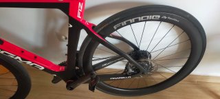 Pinarello F12 Dogma con discos.