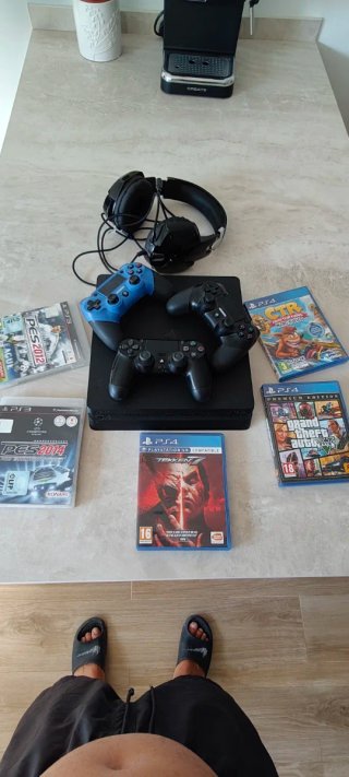 PS4 Slim 1TB Negra + 2 Mandos y Juegos