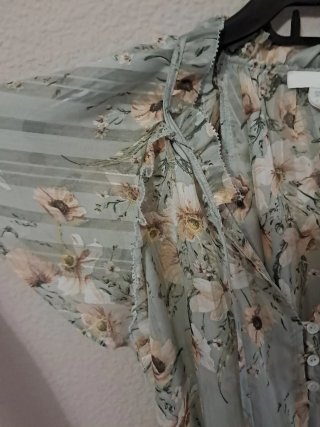 Blusa H&M floral verde talla M