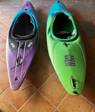 Due canoe fluviali con galleggianti