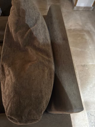 Sillón individual marrón de tela tiene