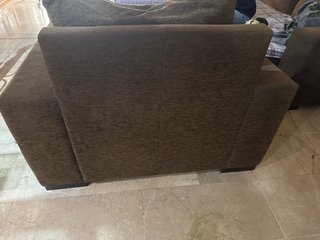 Sillón individual marrón de tela tiene