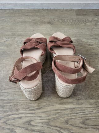 Sandalias Polin et moi piel marrón cuña