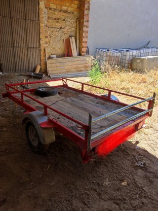 Remolque basculante plataforma con papeles.